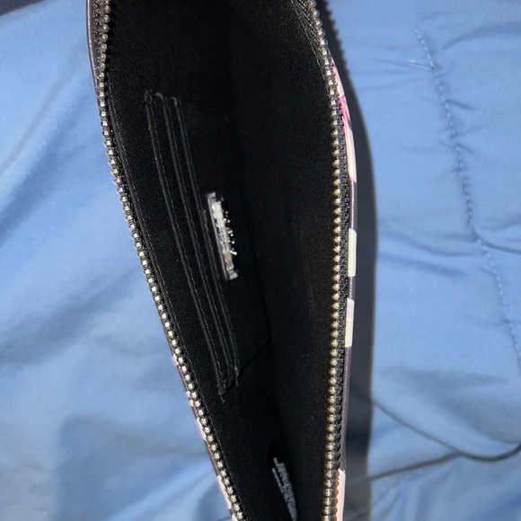 Guess wristlet purse - Picture 3 of 3